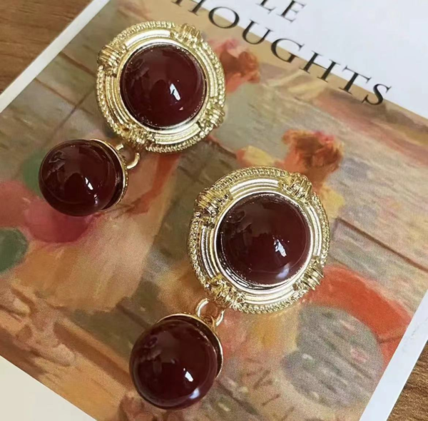 Retro Court Style Pendant Earrings – Exquisite Design with Sparkling Detailing, Elegant Vintage Jewelry for Women - 图片 5
