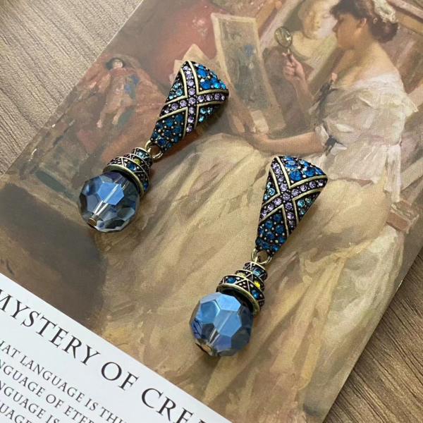 Retro Court Style Pendant Earrings – Exquisite Design with Sparkling Detailing, Elegant Vintage Jewelry for Women - 图片 3