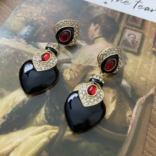 Retro Court Style Pendant Earrings – Exquisite Design with Sparkling Detailing, Elegant Vintage Jewelry for Women - 图片 9