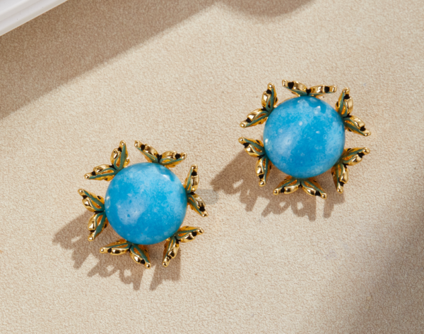 Classic retro earrings with gold-plated gemstone design, showing court fashion and elegance - 图片 17