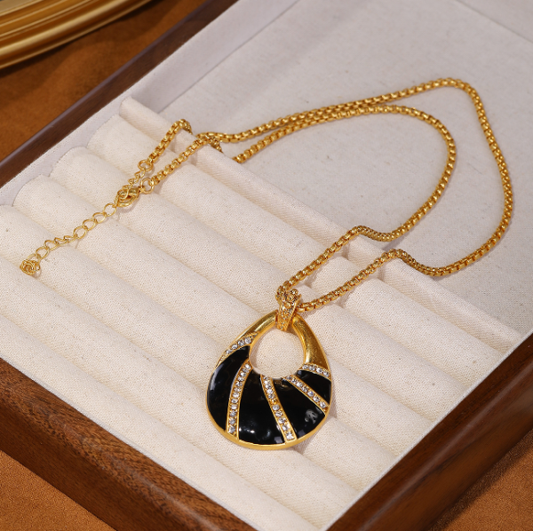 The palace-style gold-inlaid gemstone pendant is a perfect fusion of fashion, retro and light luxury. - 图片 5