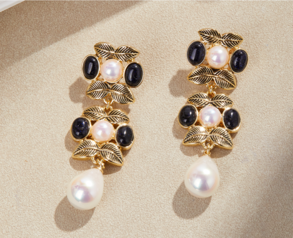 Classic retro earrings with gold-plated gemstone design, showing court fashion and elegance - 图片 7