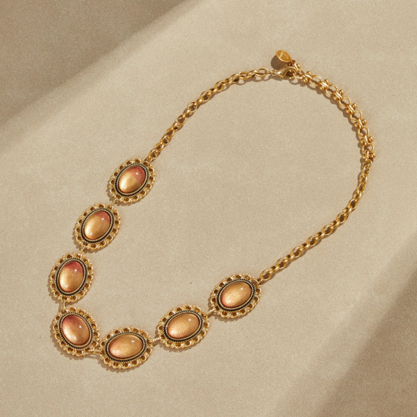 Elegant 18K gold-plated necklace pendant, retro luxury artificial gemstone design, suitable for daily wear and special occasions - 图片 8