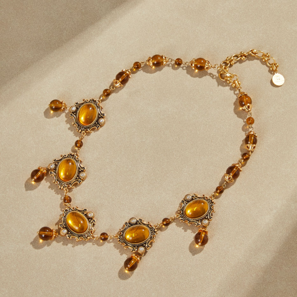 Elegant 18K gold-plated necklace pendant, retro luxury artificial gemstone design, suitable for daily wear and special occasions - 图片 5